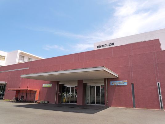 赤い外壁の施設外観  