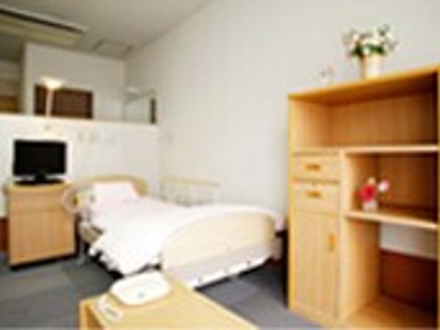 ベッドがある居室 居室 広々とした居室には、ベッドと家具が整っており、安心して過ごせる空間になっています。