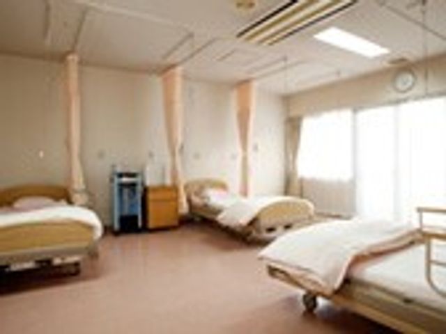 明るい空間の居室 居室 光が降り注ぐ居室は、快適なリラックスを提供します。温かみのある雰囲気を感じられます。
