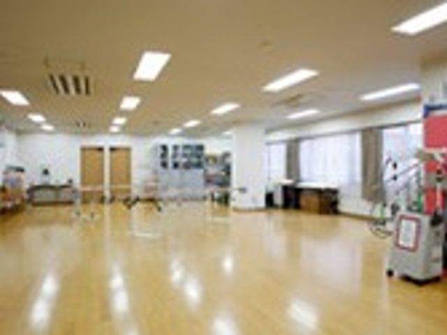 機能訓練室 機能訓練室 広々とした空間で、運動やリハビリに快適に取り組めます。自然光が差し込む明るさも魅力です。