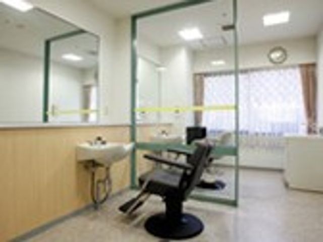 明るい理美容室 理美容室 自然光が入る明るい空間に、利用者の快適さを考えた設備が整っています。