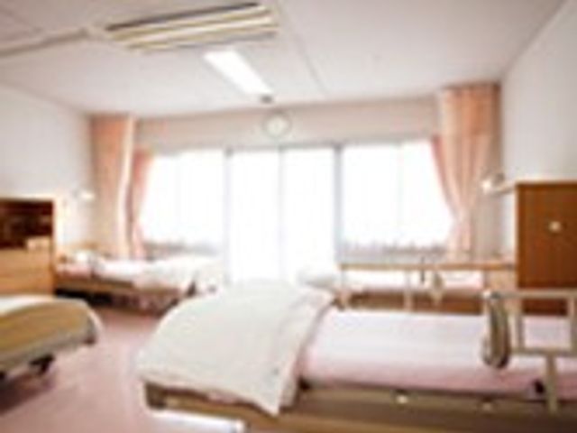明るい窓のある居室 居室 自然光が差し込む快適なスペースです。居心地の良さが就業する方にも伝わります。