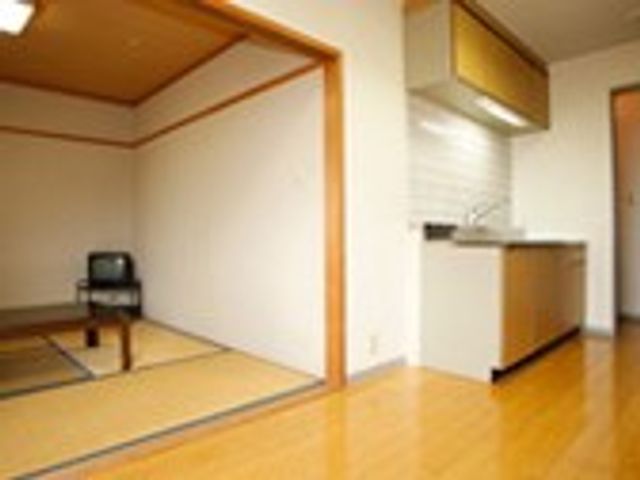 和室とキッチン 和室 自然光がたっぷり入り、リラックスできる和室空間です。隣接するキッチンが使いやすいです。