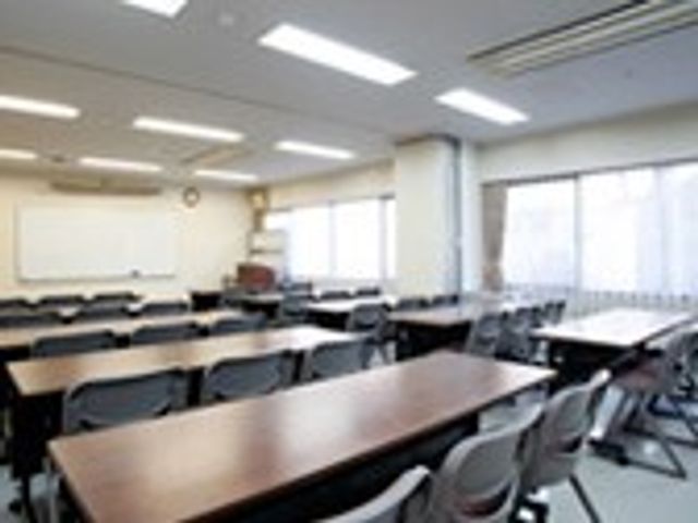 明るい多目的室 多目的室 広々としたスペースで、会議やイベントに最適な明るい多目的室です。快適な環境で作業に集中できます。