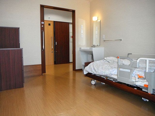暖かみのある居室 居室 ゆったりとしたスペースの居室です。木目調の床が落ち着いた雰囲気を演出しています。