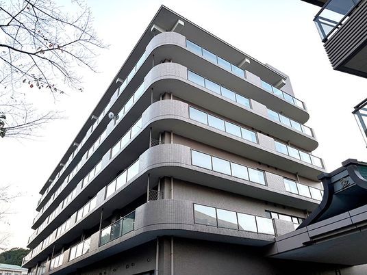 モダンな外観の建物外観  