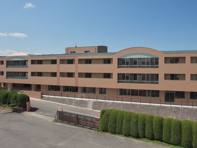 広々とした外観 外観 日差しを受ける静かな場所の外観で、落ち着いた雰囲気が感じられます。