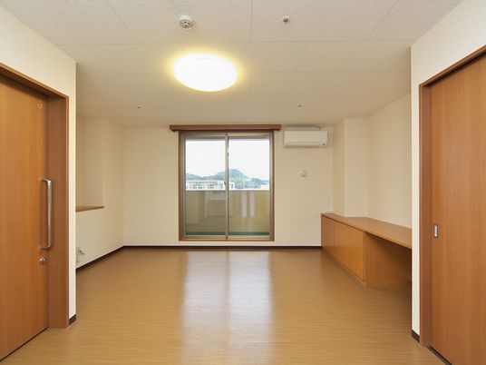 光が差し込む居室