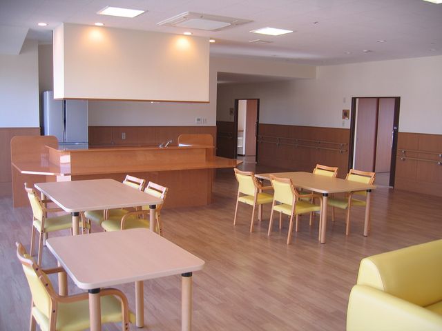 広々とした共用スペース ラウンジ 自然光が差し込む明るい空間で、リラックスした時間を過ごせます。快適な家具が配置されています。