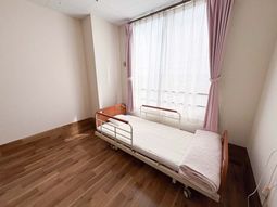 明るい居室の一人用ベッド  