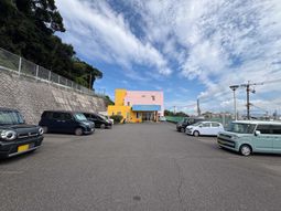 建物と駐車場の外観  