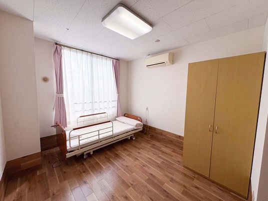 明るい居室のベッド  