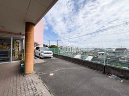 建物前の車寄せ外観