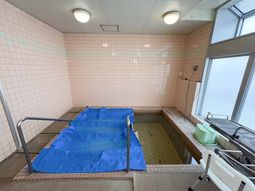 手すり付きの浴室  