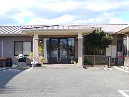 入り口と看板の外観