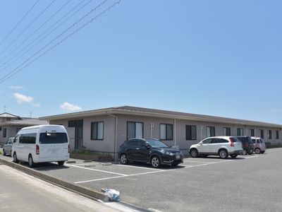 平屋の建物と駐車場