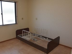 シンプルな居室のベッド