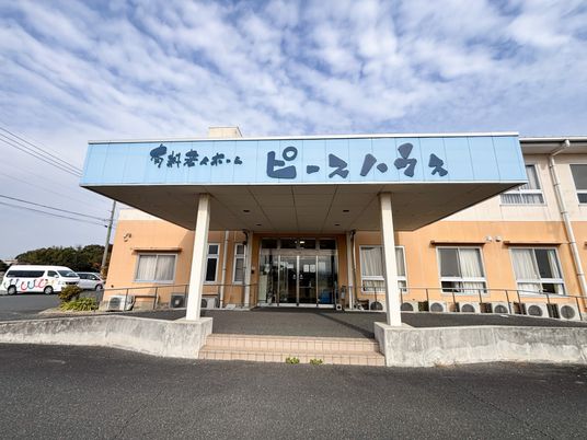 青い看板がある建物