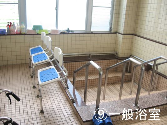 階段付きのバスルーム