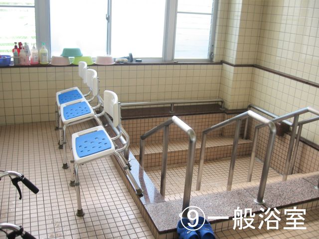 階段付きのバスルーム 浴室 広めの浴室には階段と手すりがあり、安全に入浴できます。自然光が差し込む明るい空間です。