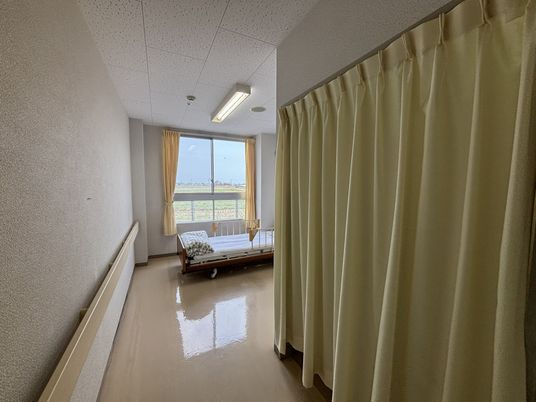 ベッドとカーテンの空間