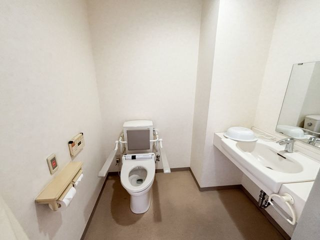 清潔なトイレ トイレ 清潔感あふれるトイレで、身だしなみを整えるための快適なスペースです。