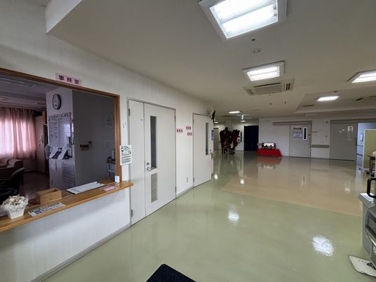 静かな受付の廊下