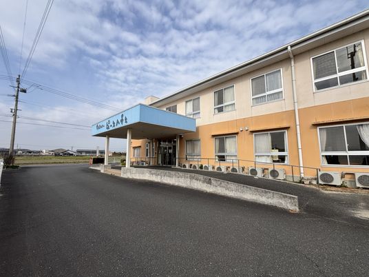 青い屋根の建物外観