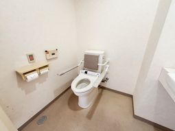 手すり付きのトイレ