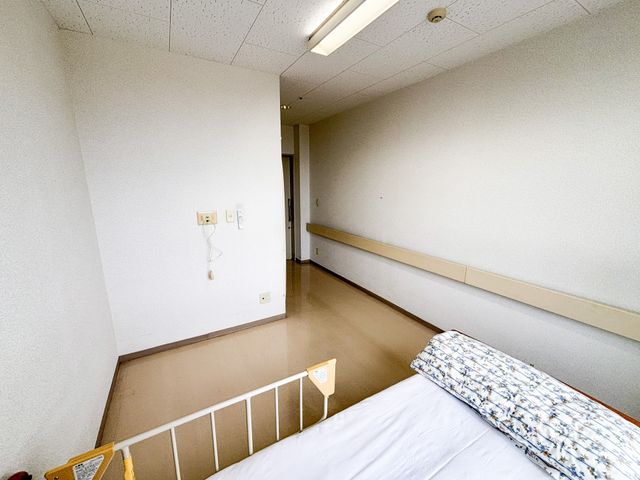 広々とした居室 居室 窓から自然光が差し込む居室は、明るく快適に過ごせる空間です。ベッド周りも広々としています。