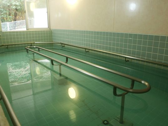 手すり付きの浴槽  