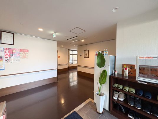 明るい廊下と掲示物  