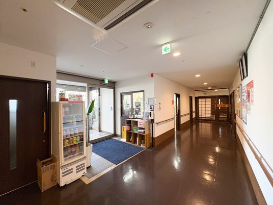 明るい廊下と受付の入口  