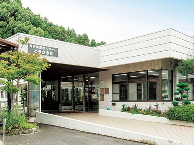 広々とした施設外観 外観 緑に囲まれた場所で、清潔感のあるエントランスが印象的な施設です。出入りがしやすくなっています。