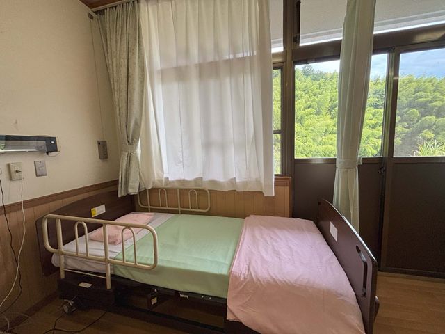 山が見える居室 居室 自然光がたっぷり差し込む居室です。窓から見える山々が心を癒やしてくれます。