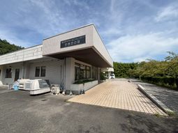 看板がある建物外観