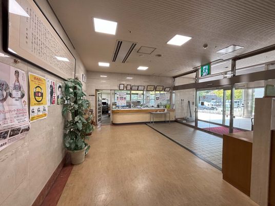 広々とした入口のロビー