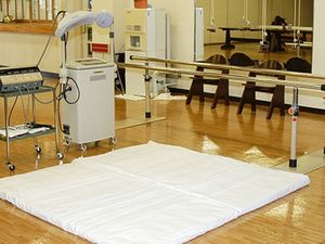 機能訓練室の平行棒  
