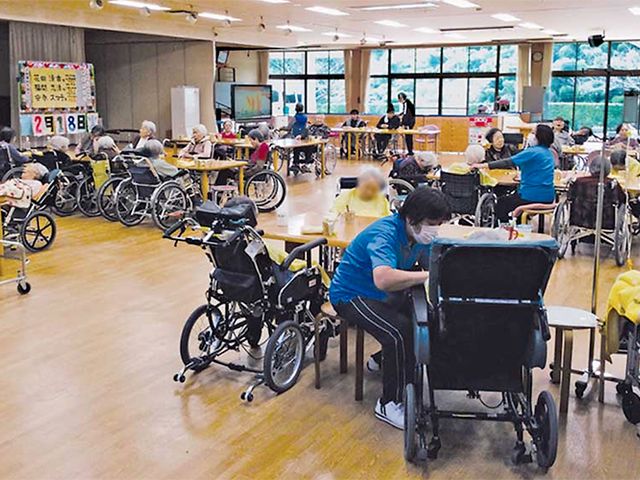 広々とした多目的室 多目的室 大きな窓から自然光が差し込む多目的室で、利用者同士の交流や各種アクティビティが行われています。