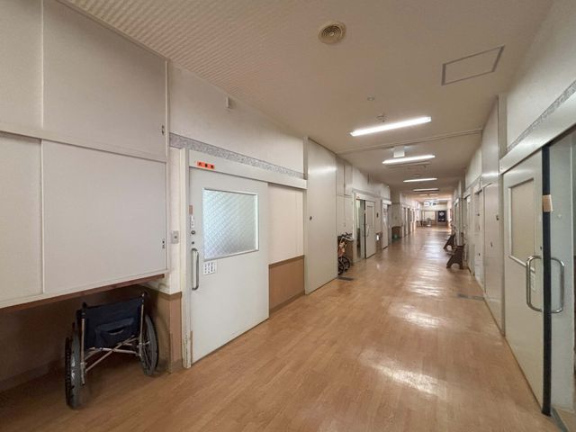 静かな廊下 廊下 広々としたこの廊下は、車椅子でも通りやすい設計となっております。利用者が安心して移動できる工夫があります。