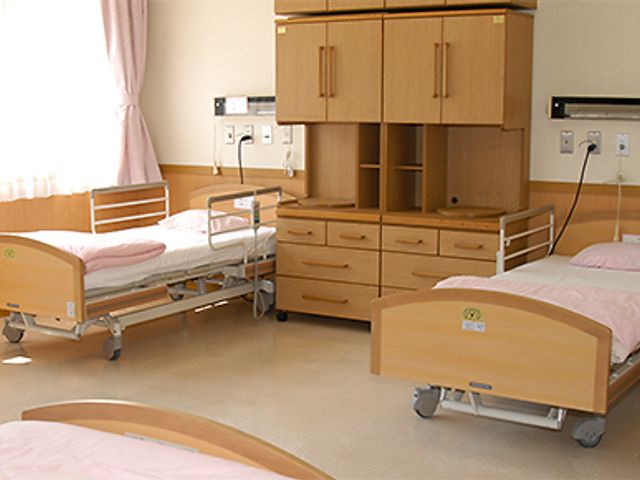 ベッドが並ぶ居室 居室 自然光がたっぷり差し込む、ゆったりとした空間が広がっています。ベッドの配置も工夫されていますので安心です。