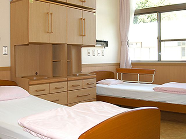 明るい空間の居室 居室 窓から自然光が差し込む明るい部屋で、快適に過ごせます。広々としたスペースで過ごしやすい環境です。