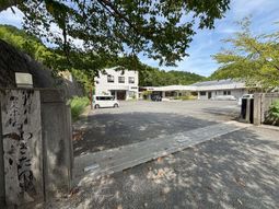 木々に囲まれた駐車場