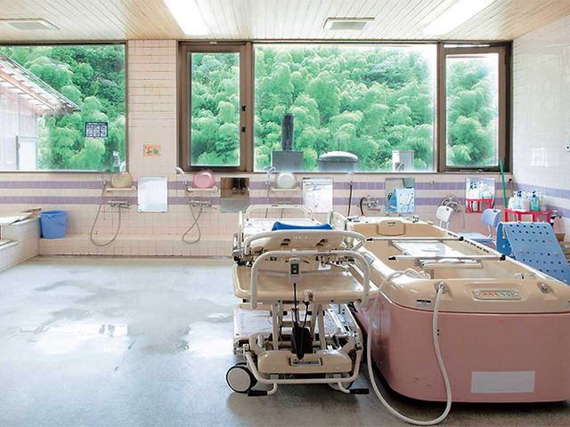 大きな窓の浴室 浴室 広々とした空間に自然光が差し込む浴室です。設備が充実しており、安心してケアが行えます。
