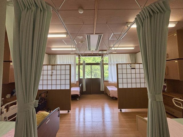 穏やかな居室 居室 畳とカーテンで仕切られた空間。自然光が心地よく、落ち着いた雰囲気の中でゆったりと過ごせます。
