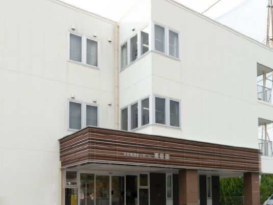 現代的な外観の施設