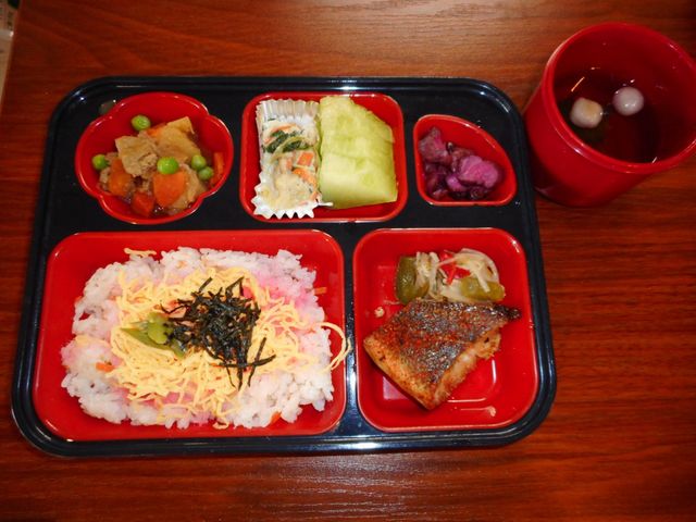 和風の食事プレート 食堂 彩り豊かな和風料理が並ぶプレートです。利用者に好評の定食は、栄養バランスも考慮されています。