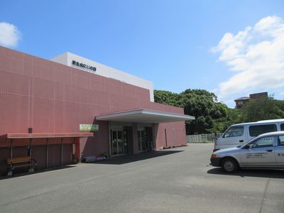 開放的な外観の建物
