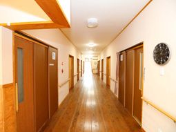 清潔な廊下と掛け時計