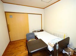 居室のベッドと椅子